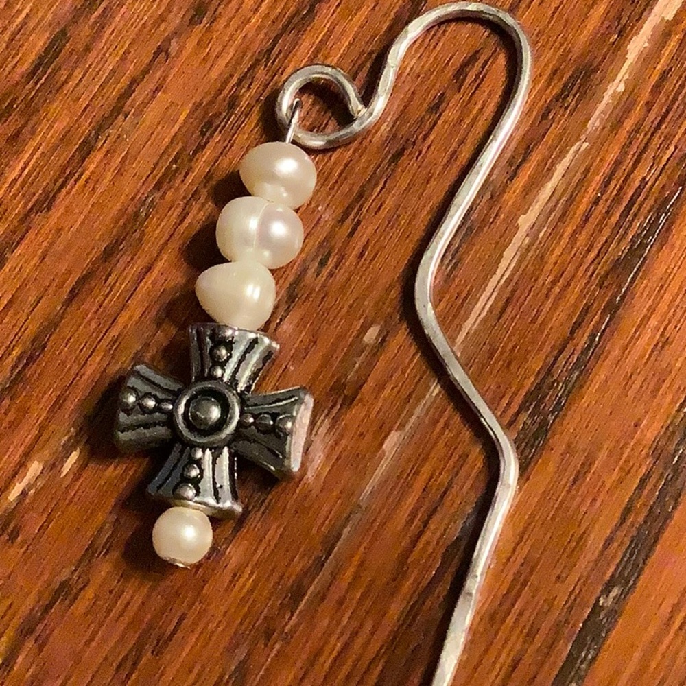 Handmade wire bookmark freshwater pearls and cross hammered metal bookmark - Picture 2 of 5